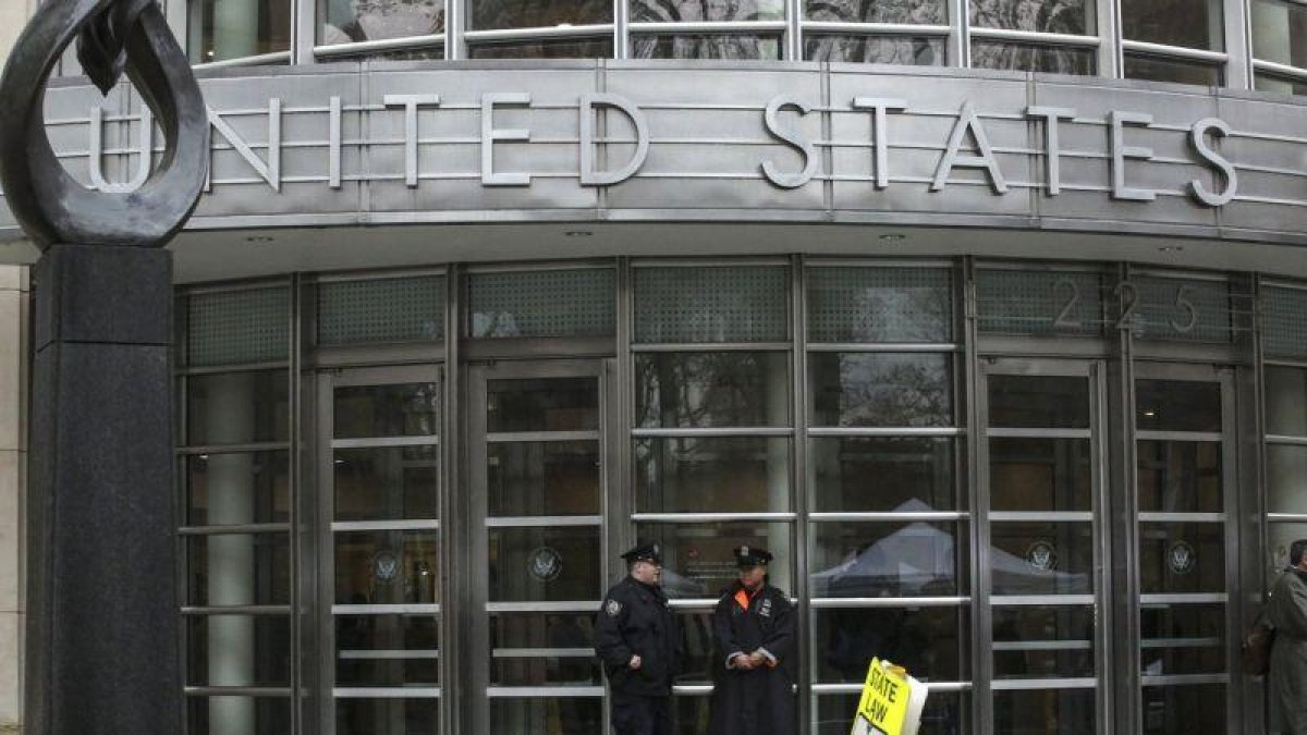 os agentes del Departamento de Policia de Nueva York NYPD custodian la puerta el tribunal del Distrito Sur en Brooklyn Nueva York EE UU durante el juicio del narcotraficante mexicano Joaquin El Chapo Guzman.-KENA BENTACUR (EFE)