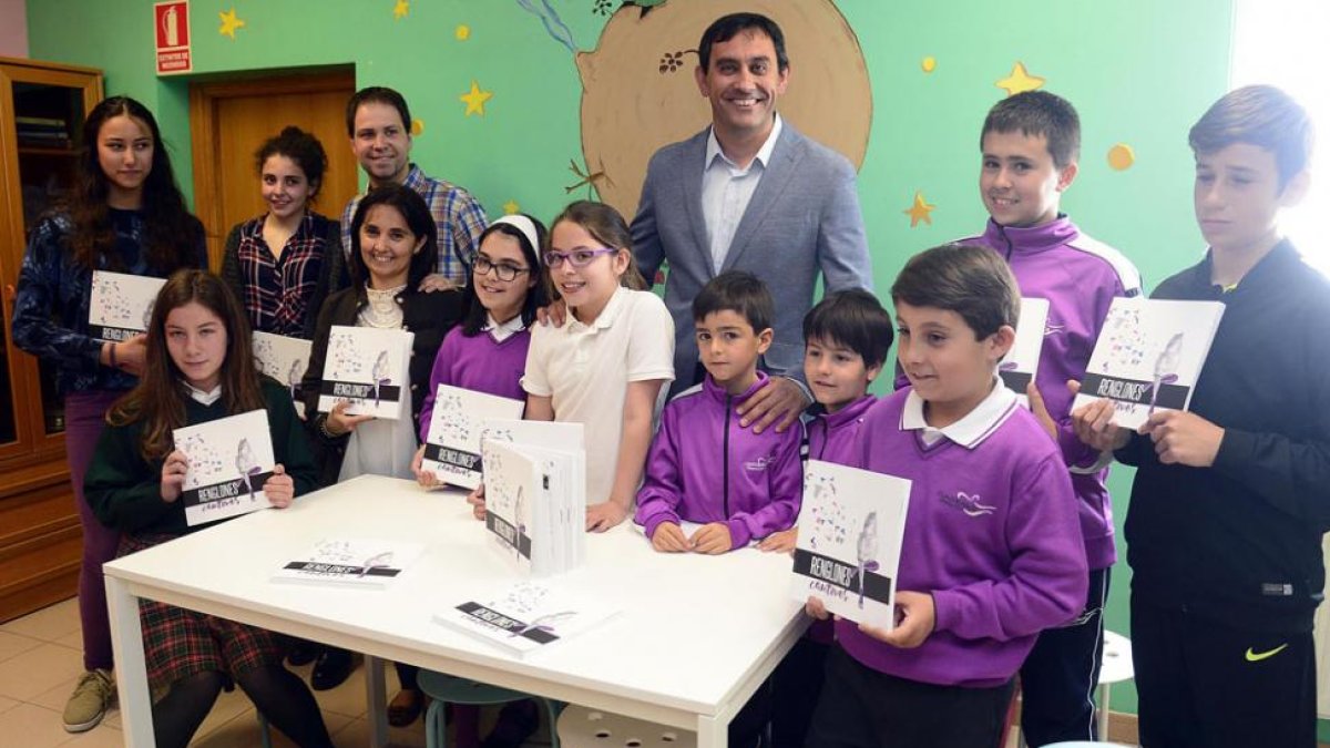 El director, Javier Íñigo (centro), y un puñado de alumnos y profesores que han participado en el proyecto presentaron el libro a los medios.-Ricardo Ordóñez
