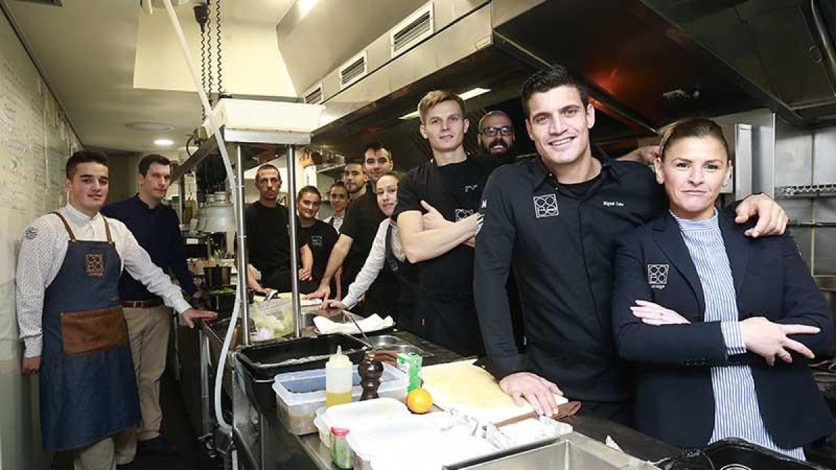 Cobo para un instante en la preparación del servicio de comidad de ayer para posar ante la cámara.-RAÚL G. OCHOA