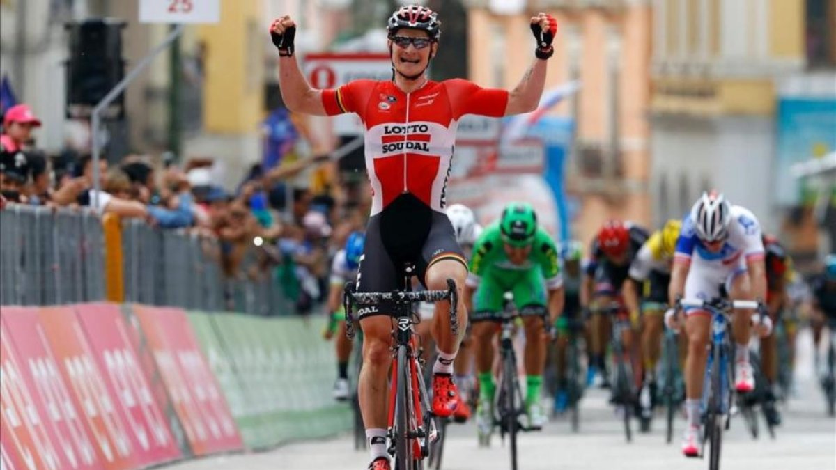 André Greipel se exhibe en el esprint que decidió la quinta etapa del Giro.-AFP / LUK BENIES