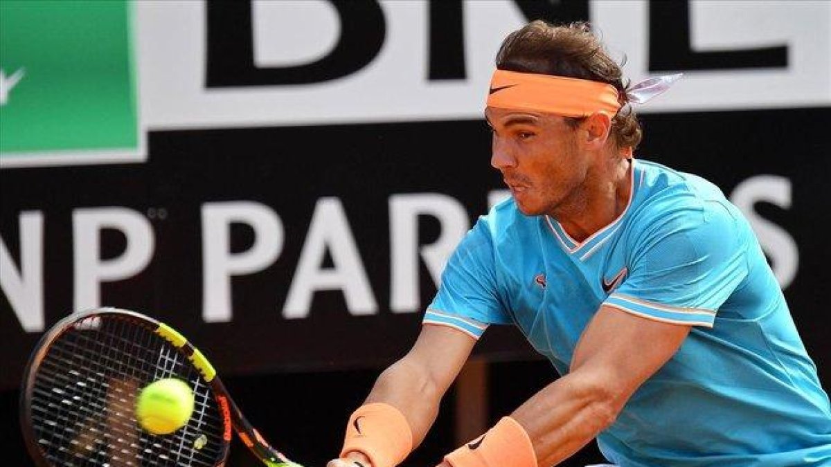 Rafa Nadal devuelve un golpe de revés en la final frente frente a Djokovic.-ETTORE FERRARI (EFE)