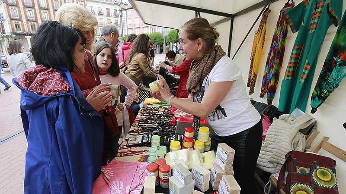 Además de la venta de productos de comercio justo se realizaron degustaciones de café.-RAÚL G. OCHOA