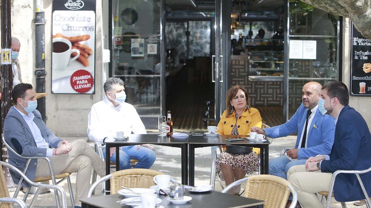 Los corporativos y Fernando de la Varga en la cafeterνa Ibáρez. ISRAEL L. MURILLO