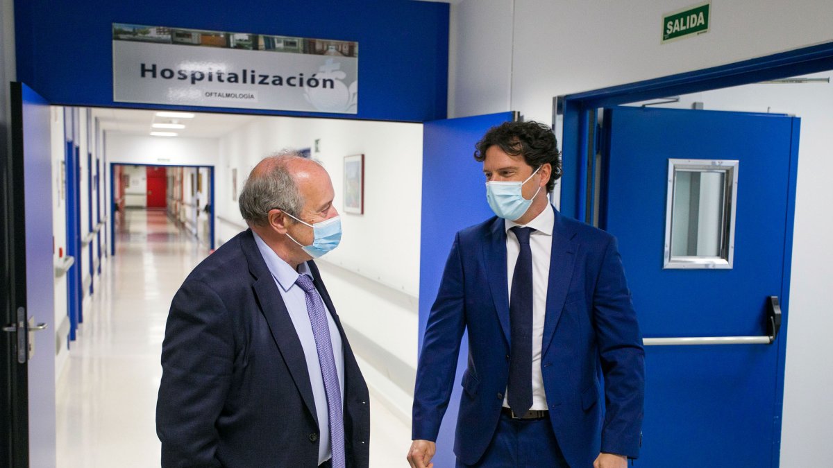 Juan Francisco Seco, gerente de Burgos y el director de centros, Francisco Muñoz. T. A.