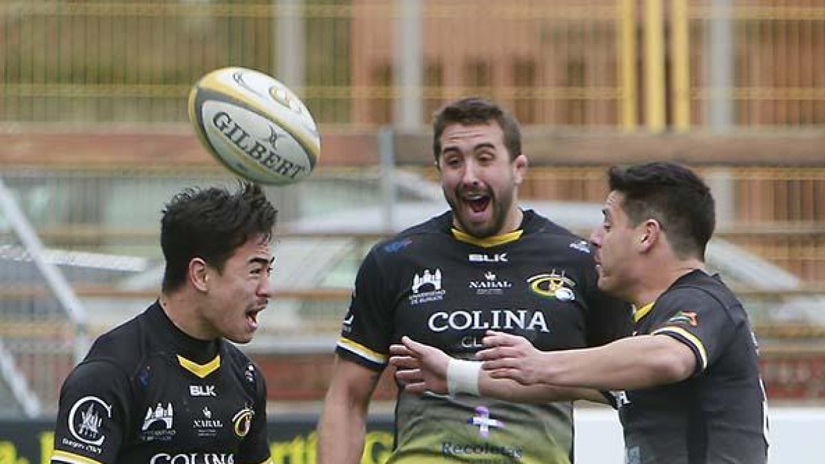 Masuyama, Guido y Herreros celebran el ensayo de la victoria.-RAÚL OCHOA