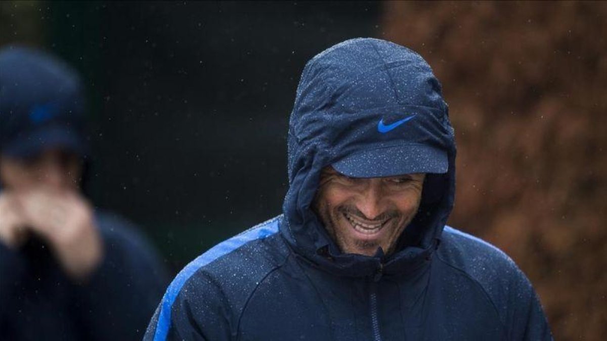 Luis Enrique, en el entrenamiento del Barça previo a la vuelta copera con la Real en el Camp Nou.-JORDI COTRINA