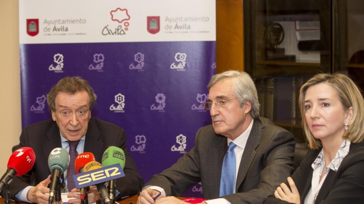 (I a D) José Antonio de Santiago, José Luis Rivas, y la consejera de Familia e Igualdad de Oportunidades, Alicia García-ICAL