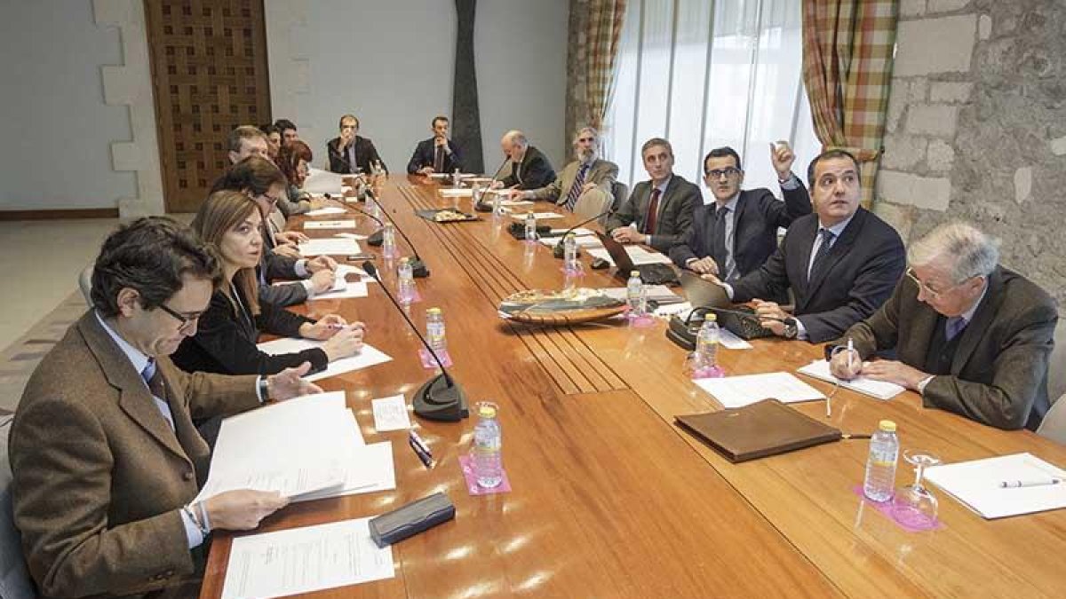 Imagen de una reunión del consorcio de Villalonquéjar.-SANTI OTERO