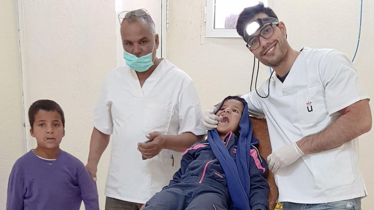 Ortega atiende a un niño saharaui el pasado año.-ECB