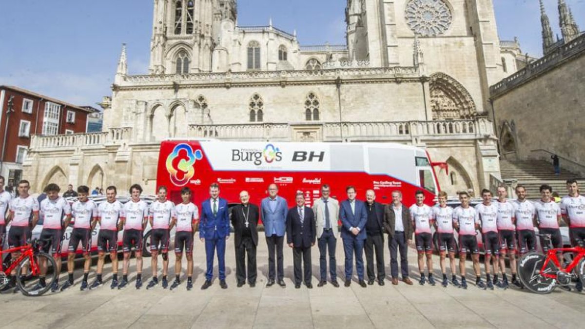 Foto de familia del Burgos BH con la catedral al fondo.-ISRAEL L. MURILLO