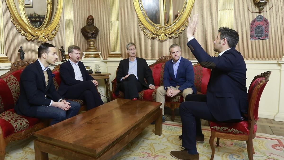 Representantes de ACB, del San Pablo Burgos y del Ayuntamiento, durante la reunión mantenida ayer en Burgos.-RAÚL OCHOA