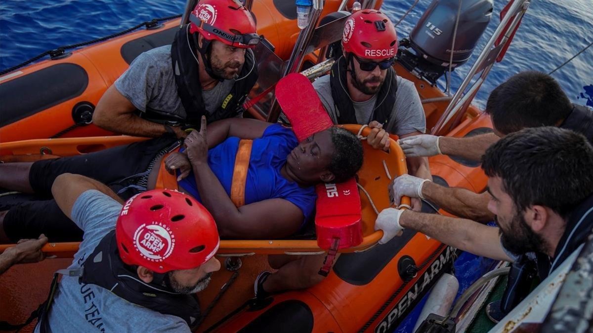 La única superviviente hallada en el barco medio hundido en aguas de Libia, este martes. /-JUAN MEDINA (REUTERS)