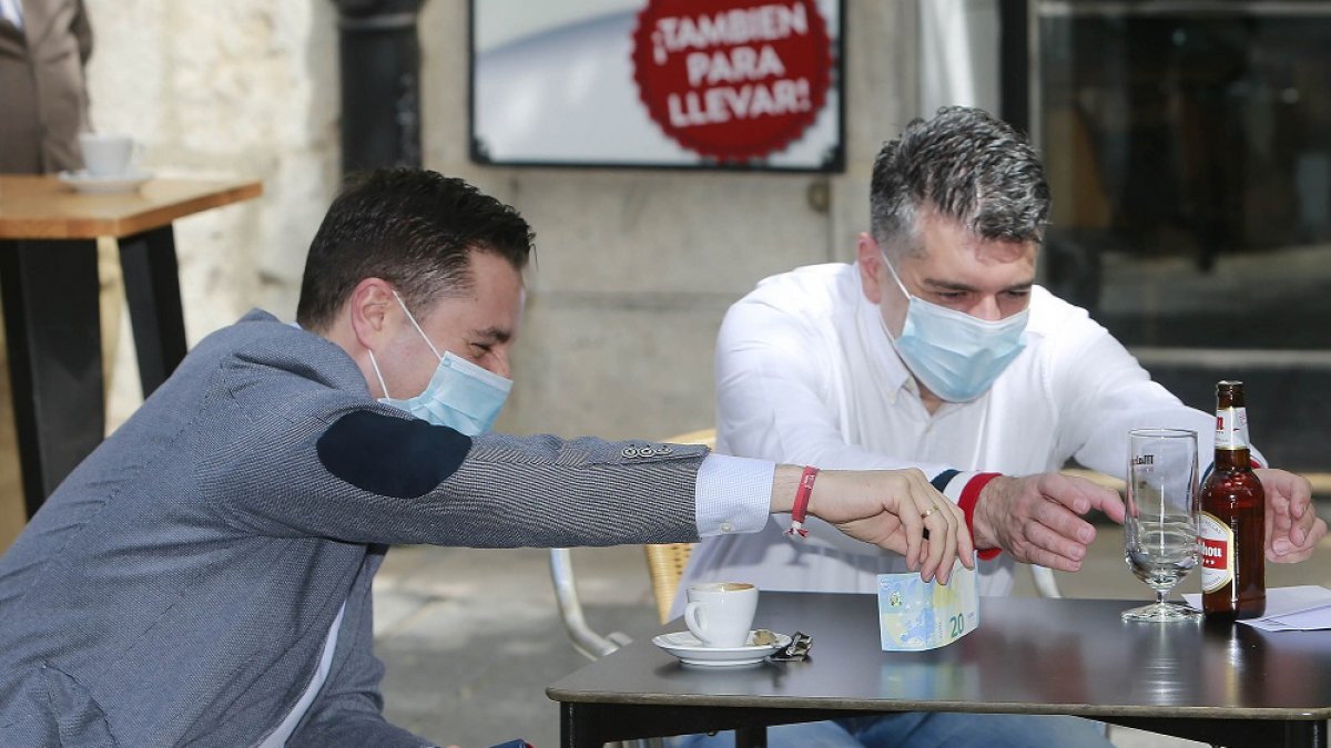 De la Rosa invita a Marañón en una terraza del Espolón en una imagen de archivo. RAÚL OCHOA