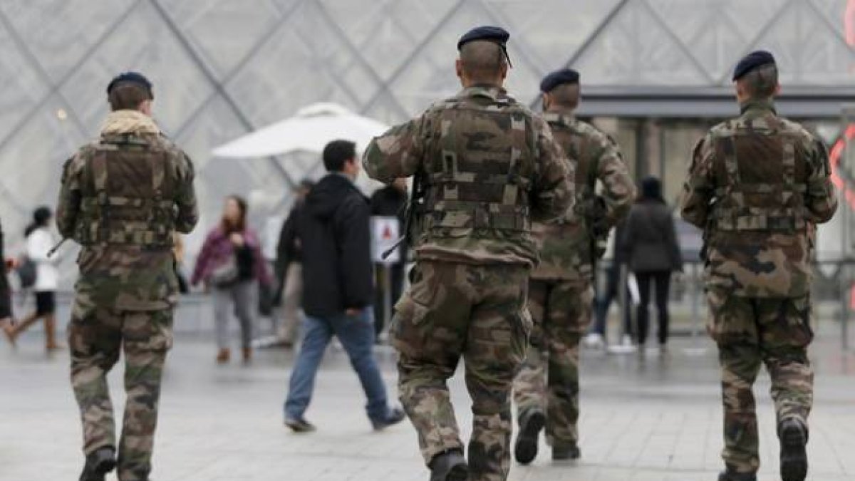 Soldados franceses patrulla, esta semana, en las inmediaciones del museo del Louvre, en París.-Foto: GONZALO FUENTES / REUTERS