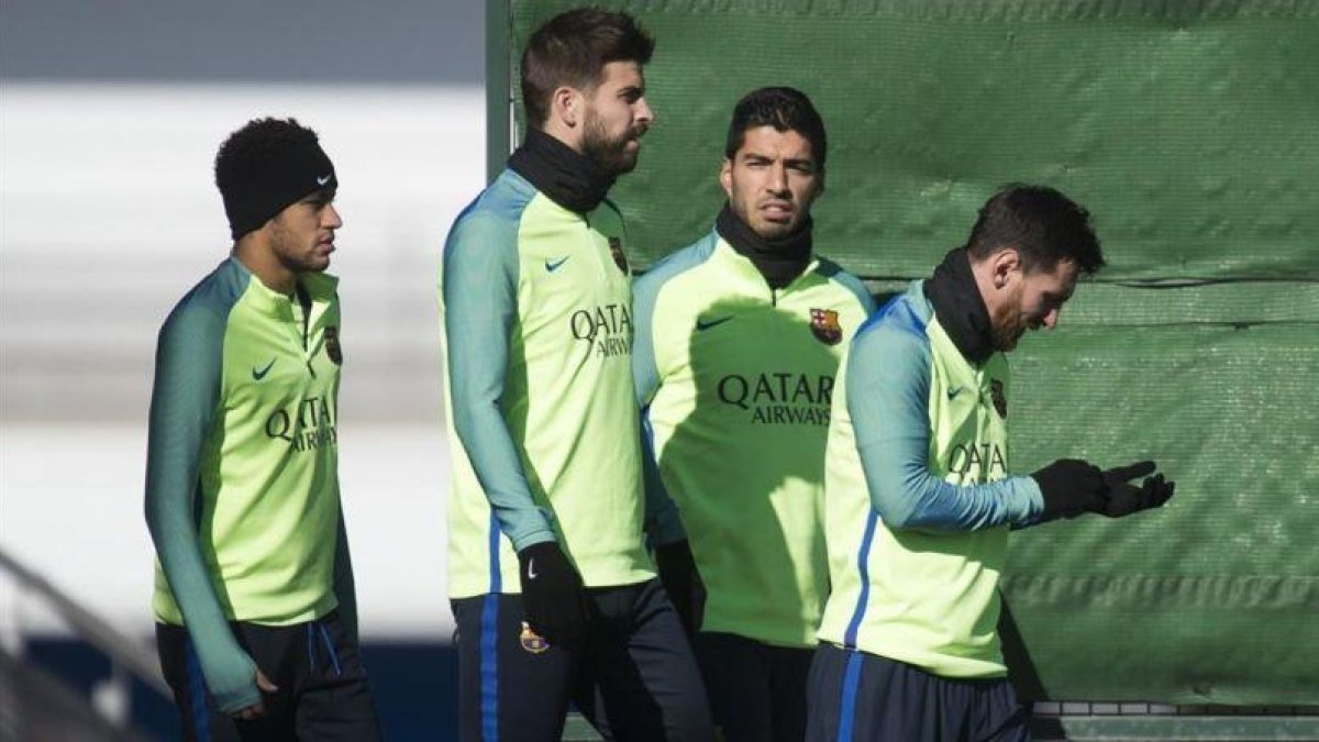 Neymar, Piqué, Suárez y Messi, en la ciudad deportiva antes de recibir al Atlético en la Copa.-JORDI COTRINA