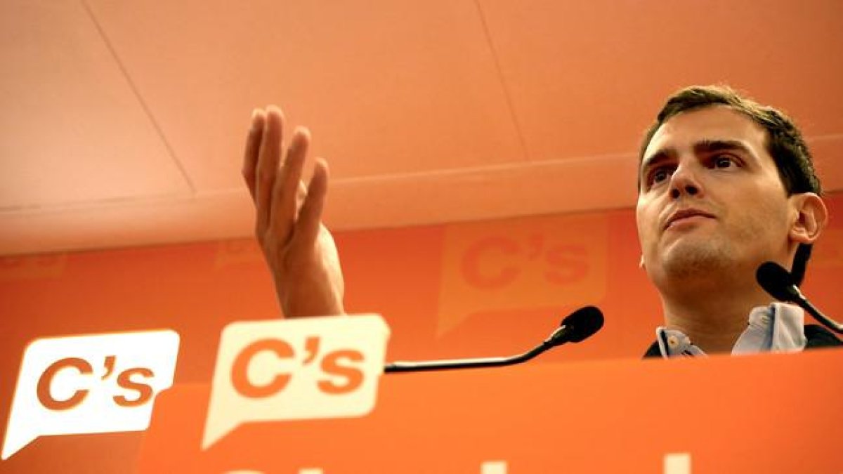 El líder de Ciudadanos y número uno para las elecciones generales del 20 de diciembre, Albert Rivera, durante una rueda de prensa en una foto de archivo.-RICARD FADRIQUE