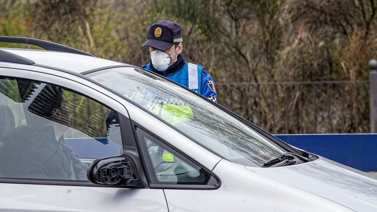 Un agente de Policía Local da el alto a un conductor en un control. RAÚL OCHOA