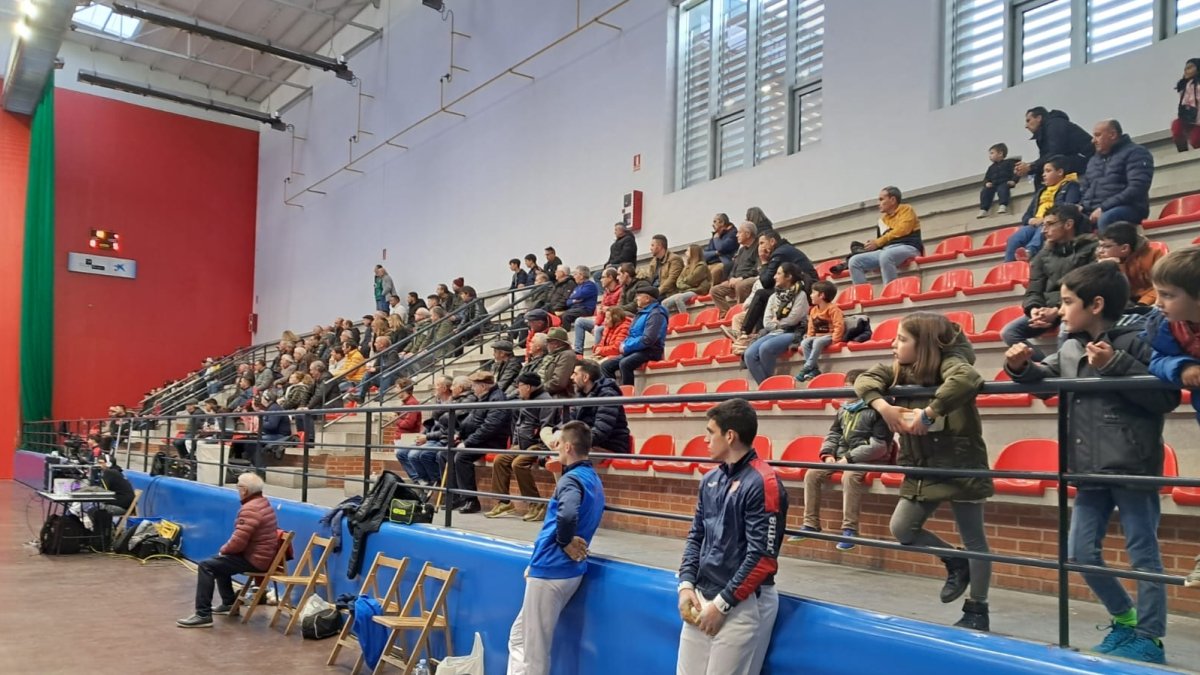 La grada del Polideportivo de Lavaderos disfrutó con el triunfo del conjunto burgalés. ECB