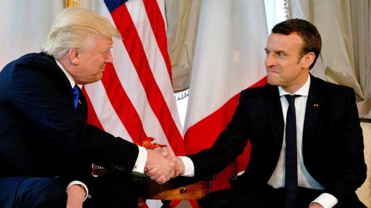 Trump y Macron se miran durante el estrecho apretón de manos que protagonizaron en la cumbre de la OTAN en Bruselas.-REUTERS