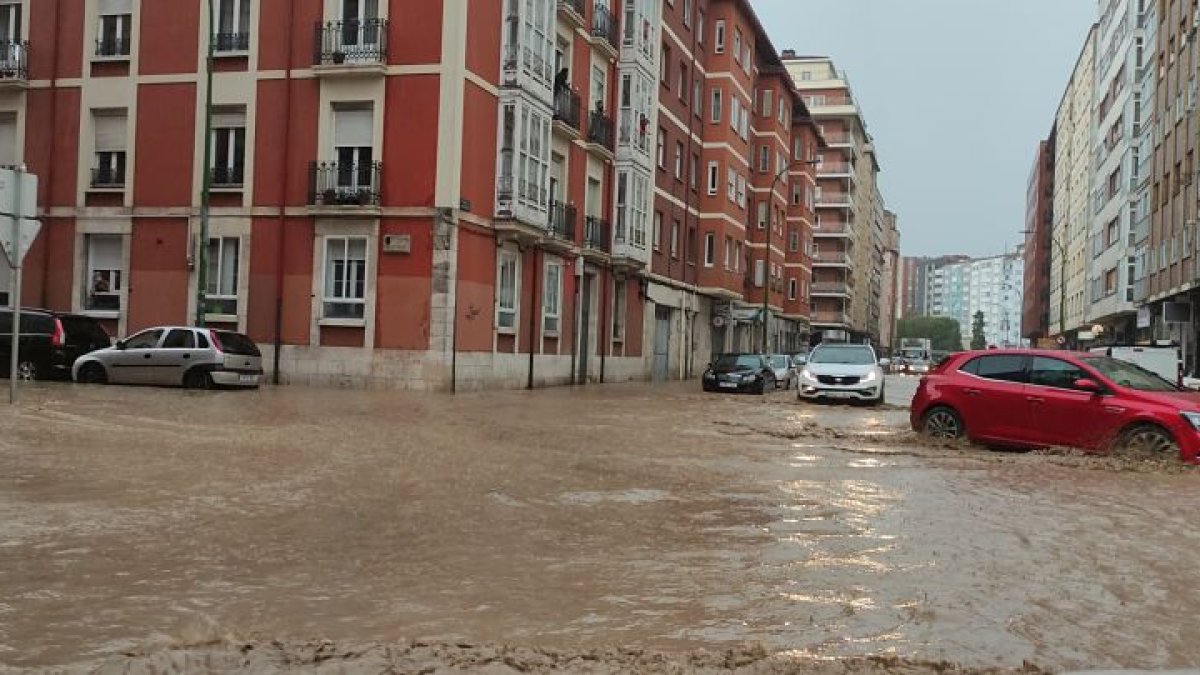 La calle Madrid, anegada tras la tromba de agua caída esta tarde. L. G. L.