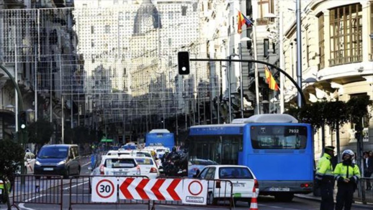 Dos policías municipales controlando el acceso de vehículos a la Gran Vía madrileña en las pasadas navidades.-AGUSTÍN CATALÁN