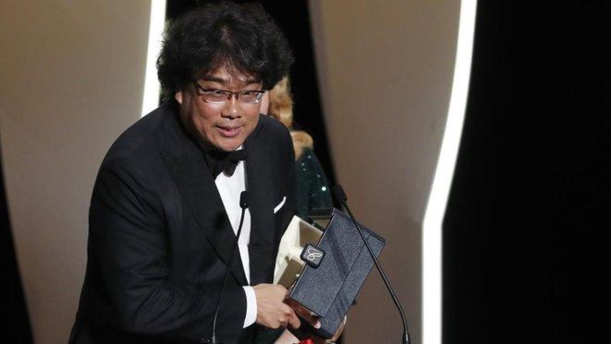 Bong Joon-ho recibe la Palma de Oro de Cannes.-REUTERS / ERIC GAILLARD