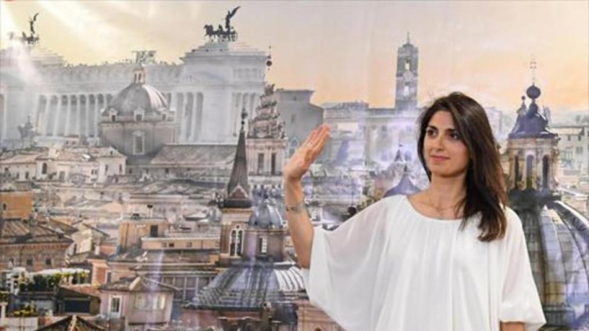 La alcaldesa de Roma, Virginia Raggi, durante una comparecencia ante los medios después de ganar las elecciones en junio de 2016.-/ AP / ALESSANDRO DI MEO