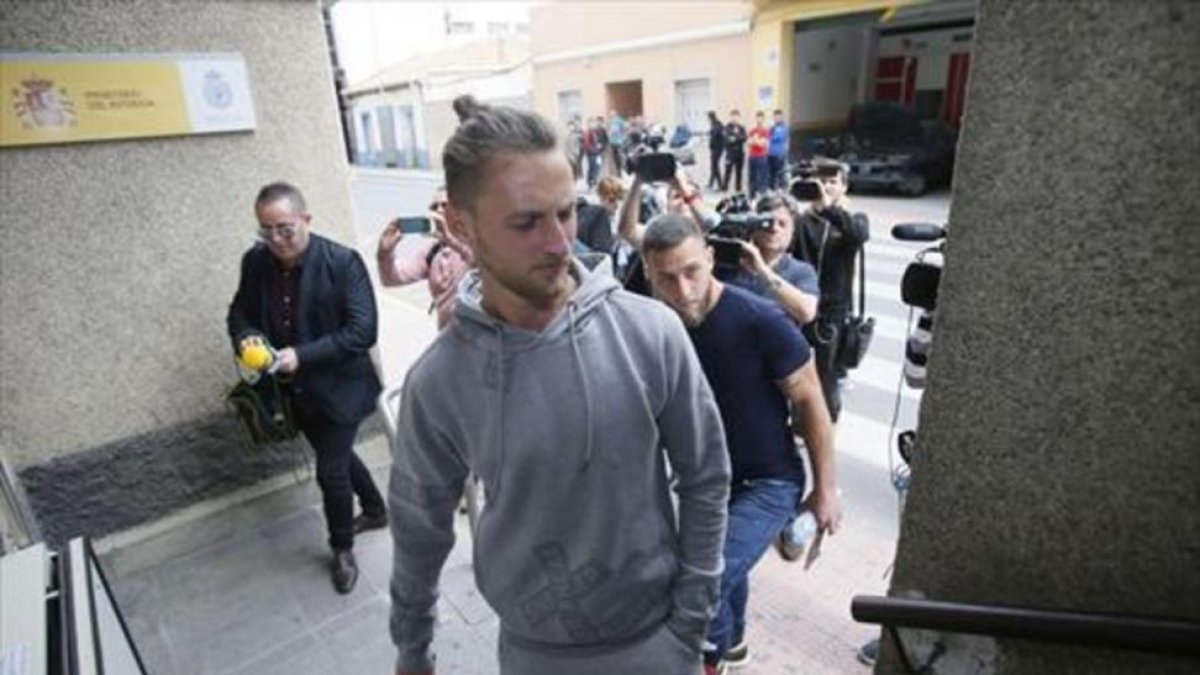 Jugadores del Eldense se dirigen a declarar.-MANUEL LORENZO