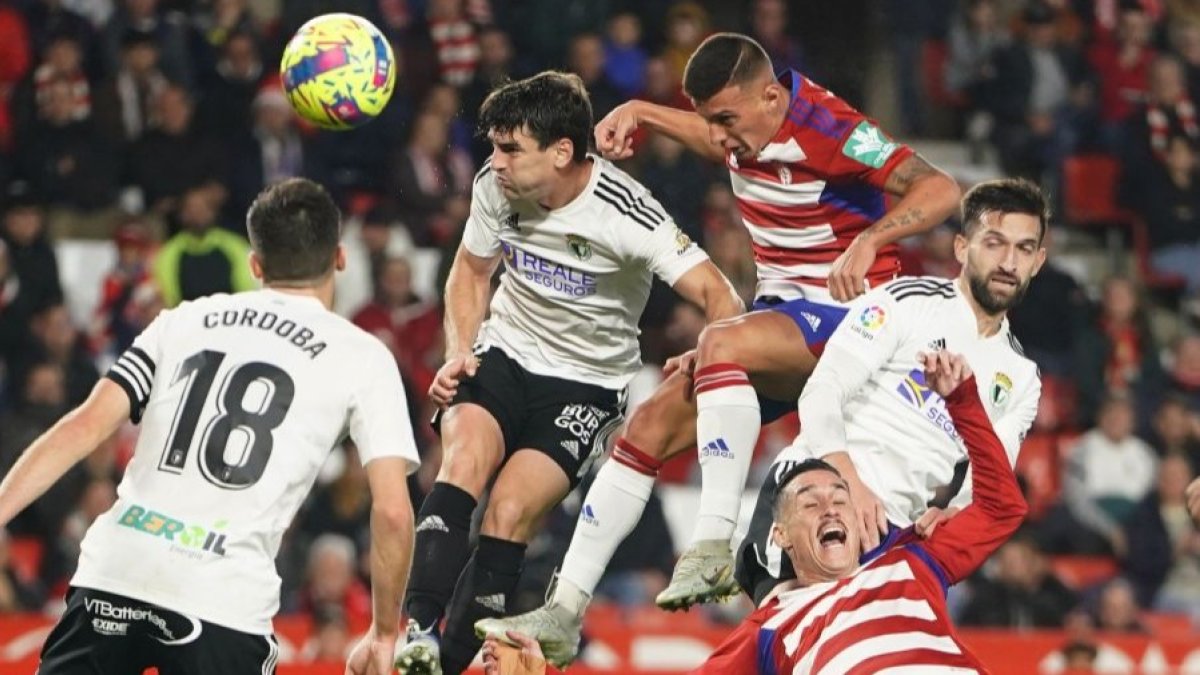 Uzuni, autor del gol de la victoria del Granada, se adelanta a Fran García y remata a puerta detrás de Grego Sierra y José Callejón, desequilibrado. LALIGA