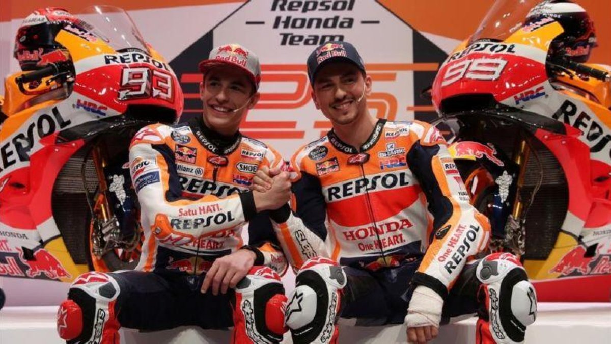 Marc Márquez y Jorge Lorenzo estrechan sus manos en la presentación de hoy, en Madrid, del equipo Repsol Honda.-REUTERS / SUSANA VERA