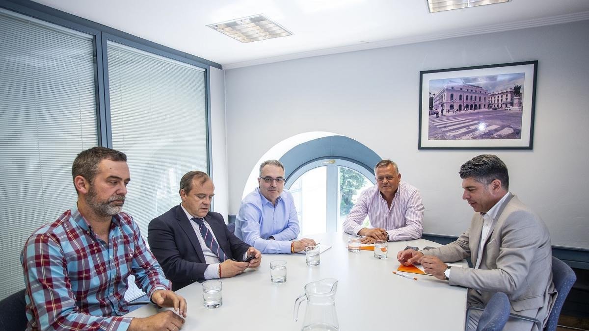 Un momento de la reunión de ayer de los representantes de Vox y Ciudadanos.-SANTI OTERO