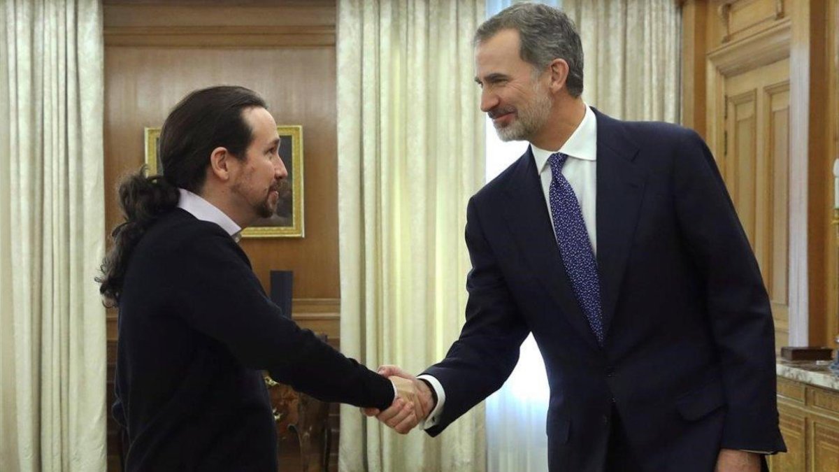 El secretario general de Podemos, Pablo Iglesias, y el rey Felipe VI en la Zarzuela.-