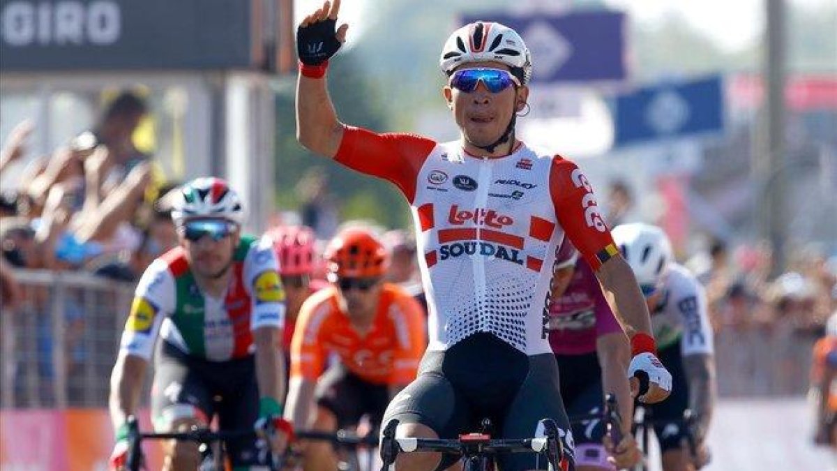 Caleb Ewan se anota la segunda victoria en el Giro.-LUK BENIES / AFP