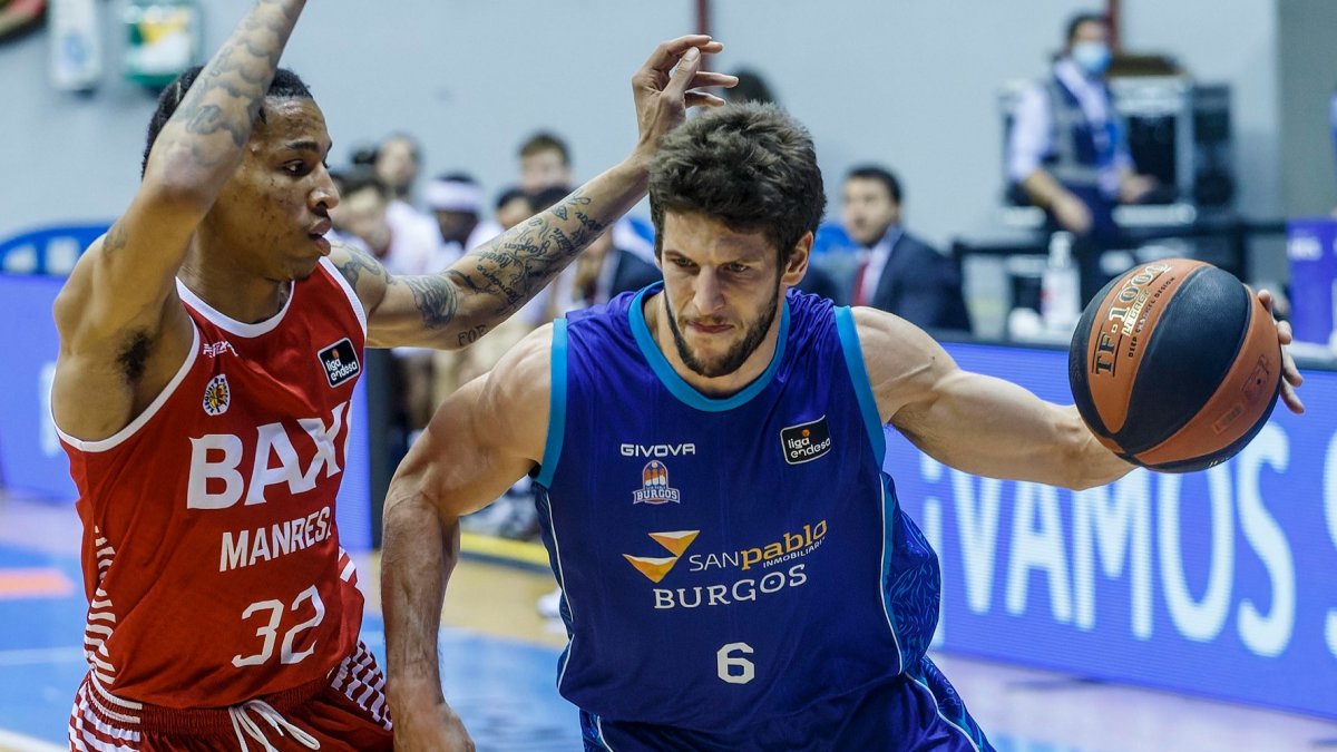 Nikolic inicia la penetración en el partido ante el Baxi Manresa. SANTI OTERO