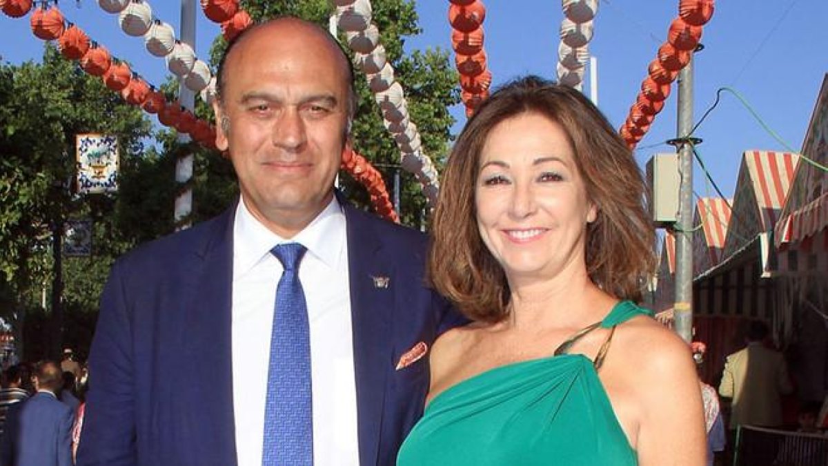 Juan Múñoz y su mujer, Ana Rosa Quintana.-