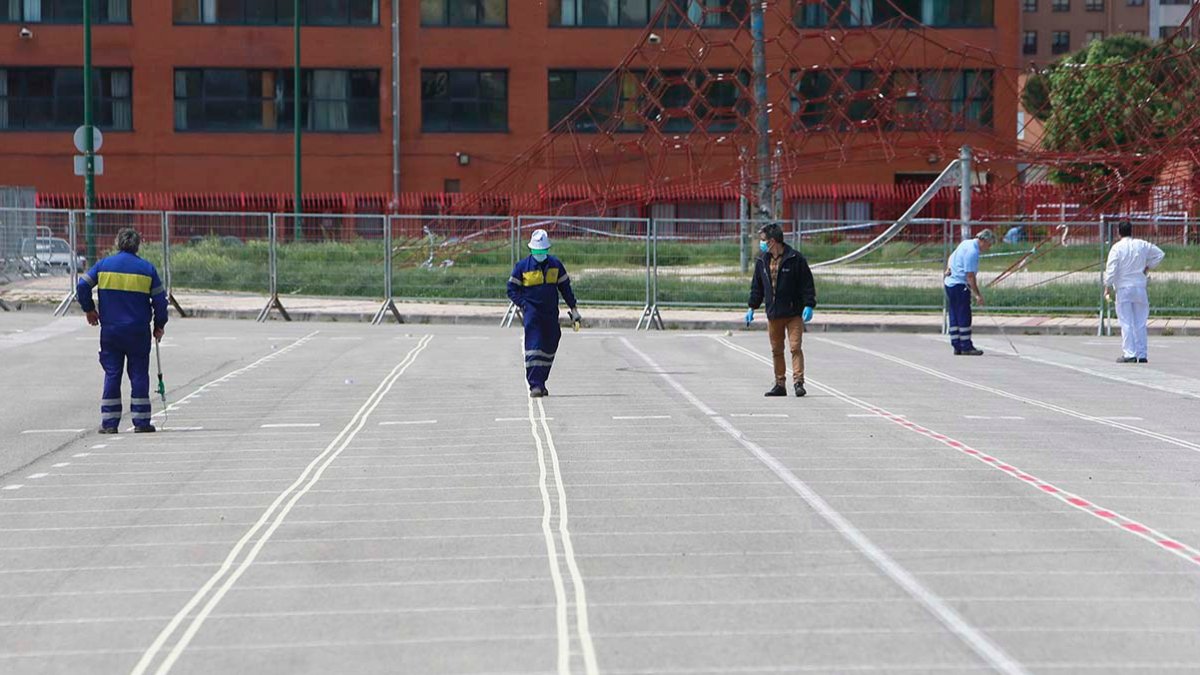Preparación del disuasorio en la jornada de ayer para la reapertura del mercado hortofrutícola. RAÚL G. OCHOA