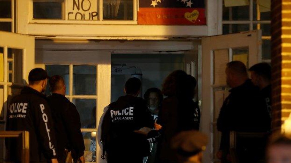 Agentes del Servicio Secreto de los EEUU entran a la embajada de Venezuela en Washington.-REUTERS