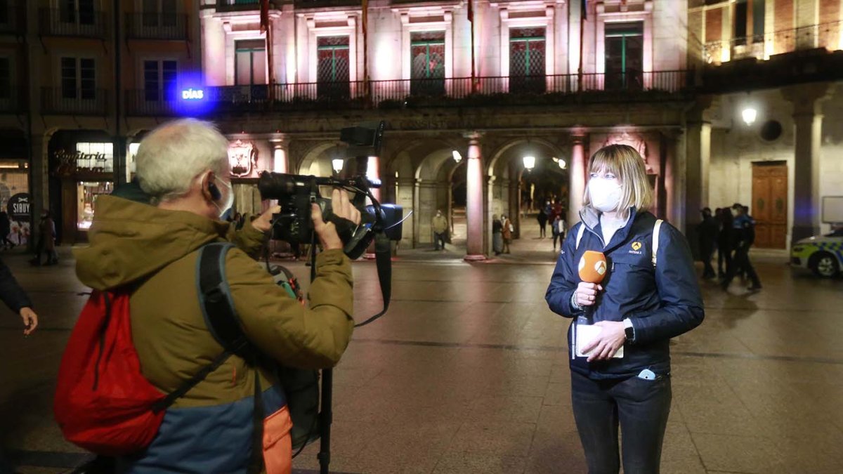 Varios medios nacionales acudieron a la plaza mayor por si se producían nuevos incidentes. R. OCHOA