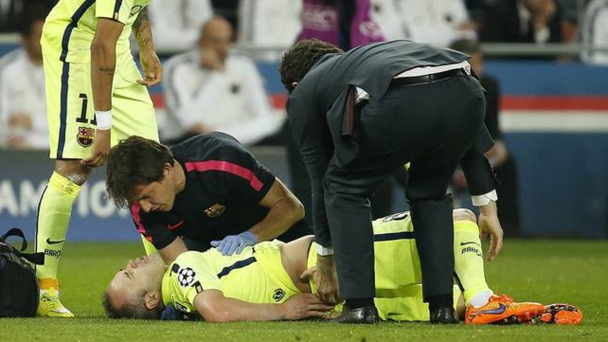 Iniesta es atendido en el césped del Parque de los Príncipes tras recibir un fuerte golpe.-Foto: REUTERS / BENOIT TESSIER
