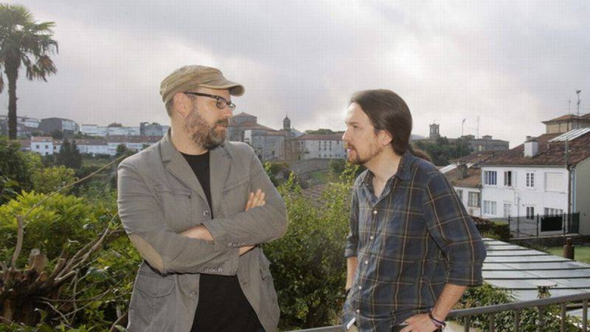 El secretario general de Podemos, Pablo Iglesias, con el alcalde de Santiago, Martiño Noriega.-Foto: EFE / XOÁN REY