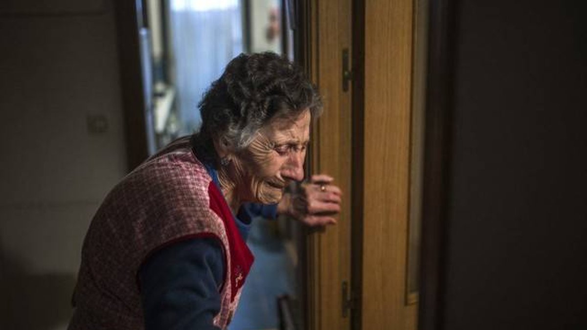 Carmen Martínez Ayuso llorando durante su desahucio.-AP