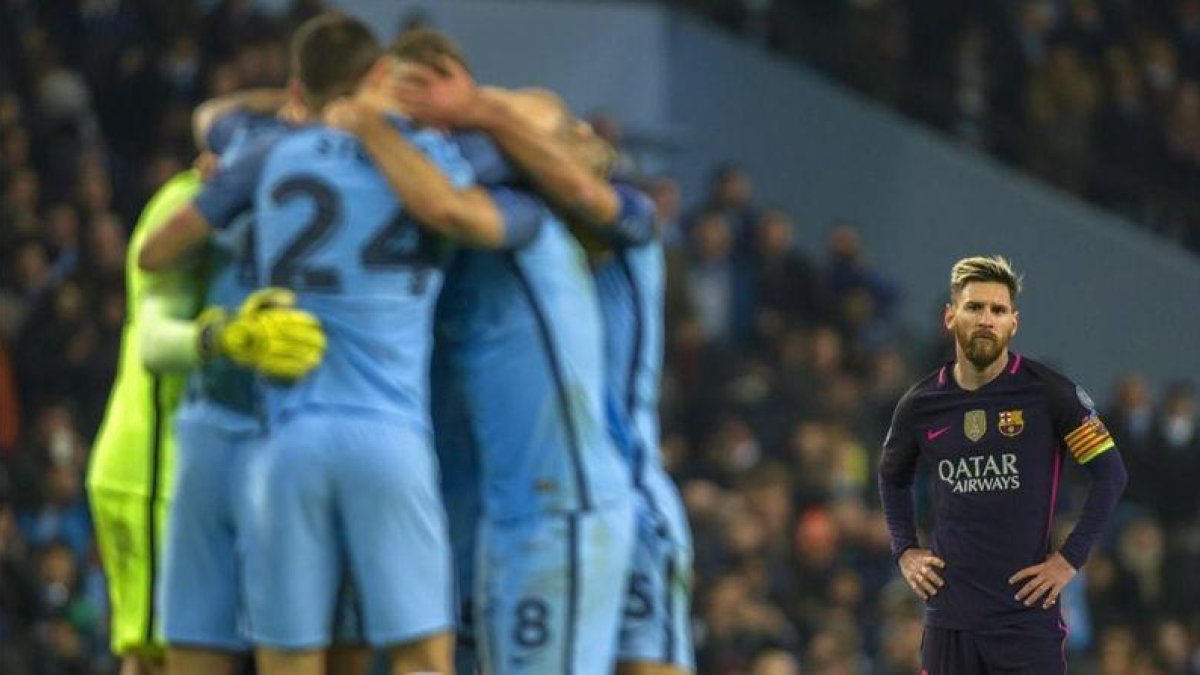 Los jugadores del City celebran un gol ante un triste Messi.-EFE / PETER POWELL