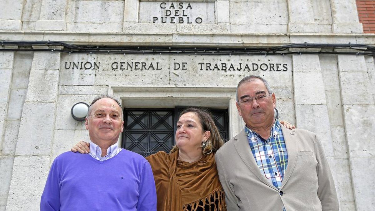 Faustino Temprano, futuro secretario de UGT deCastilla y León, con Carme Ámez y con el que será primer vicesecretario del sindicato Evelio Angulo.-J. M. LOSTAU