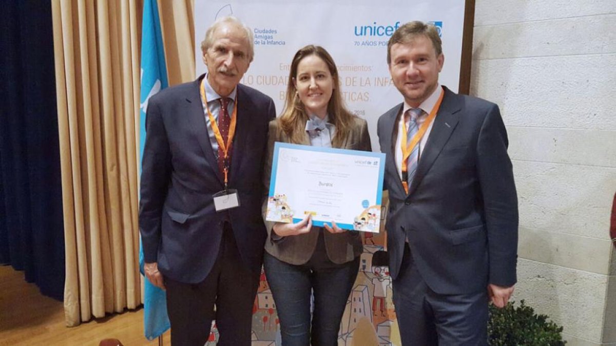 El presidente de Unicef España, Carmelo Angulo, Gema Conde y Javier Lacalle.-ECB