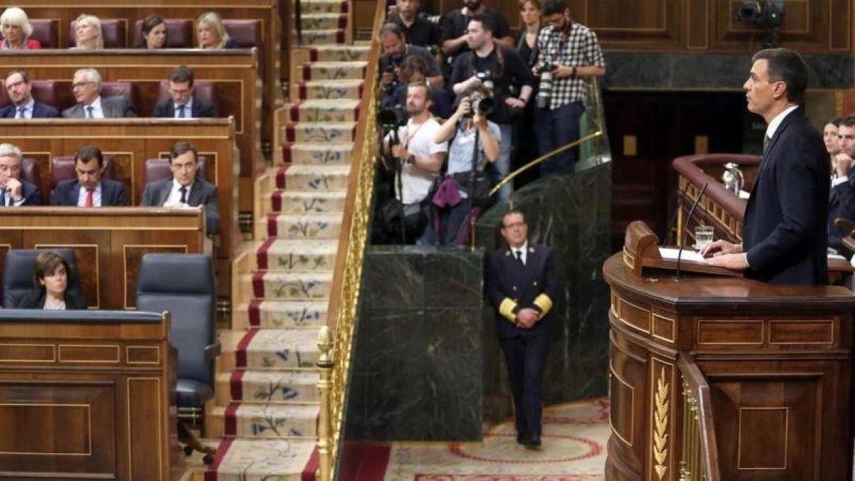 El candidato a presidente, Pedro Sánchez, habla en tribuna ante el escaño vacío de Mariano Rajoy.-DAVID CASTRO