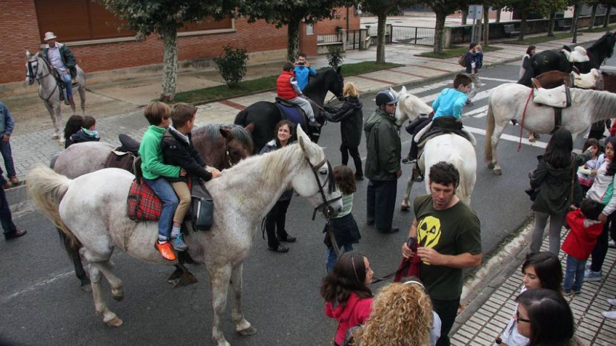 Muchos de los niños y niñas que disfrutaron del recorrido montaron a lomos de un caballo por primera vez.-G. G.