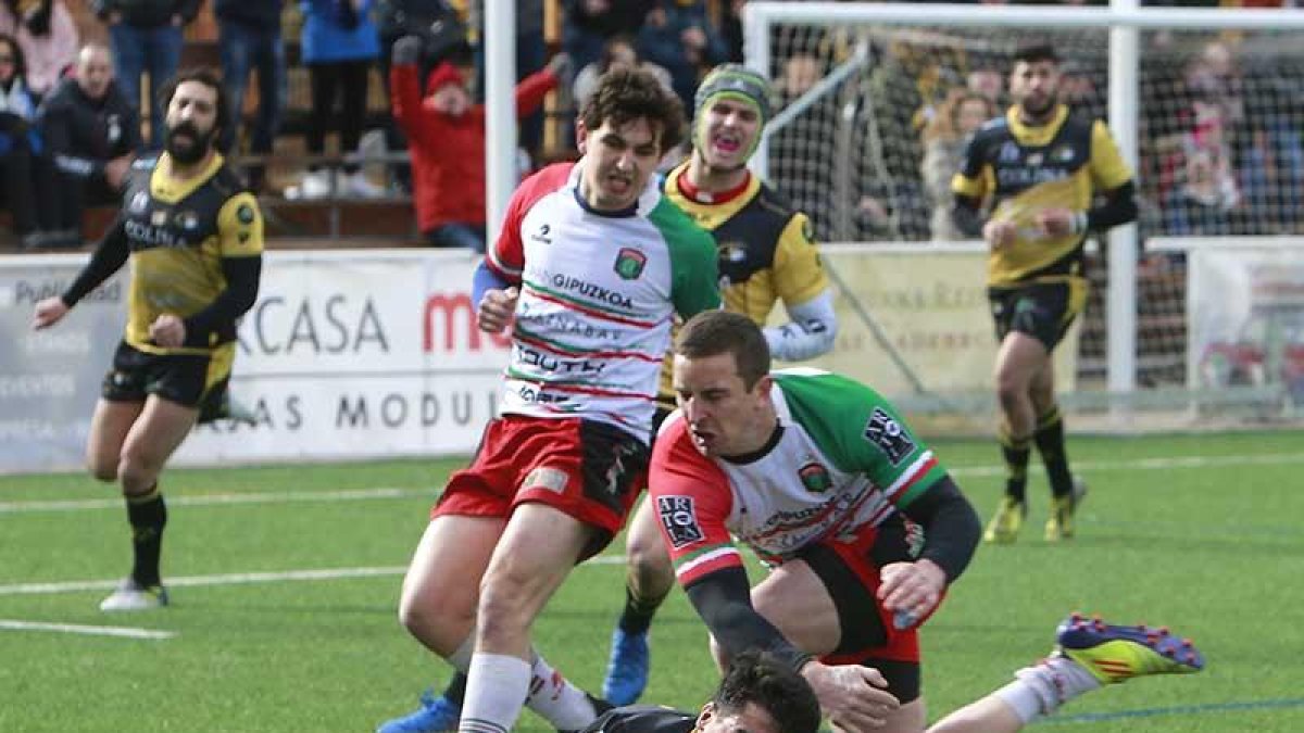 Sirvent posa el oval en la zona de marca del Hernani en el partido disputado el pasado domingo.-RAÚL OCHOA