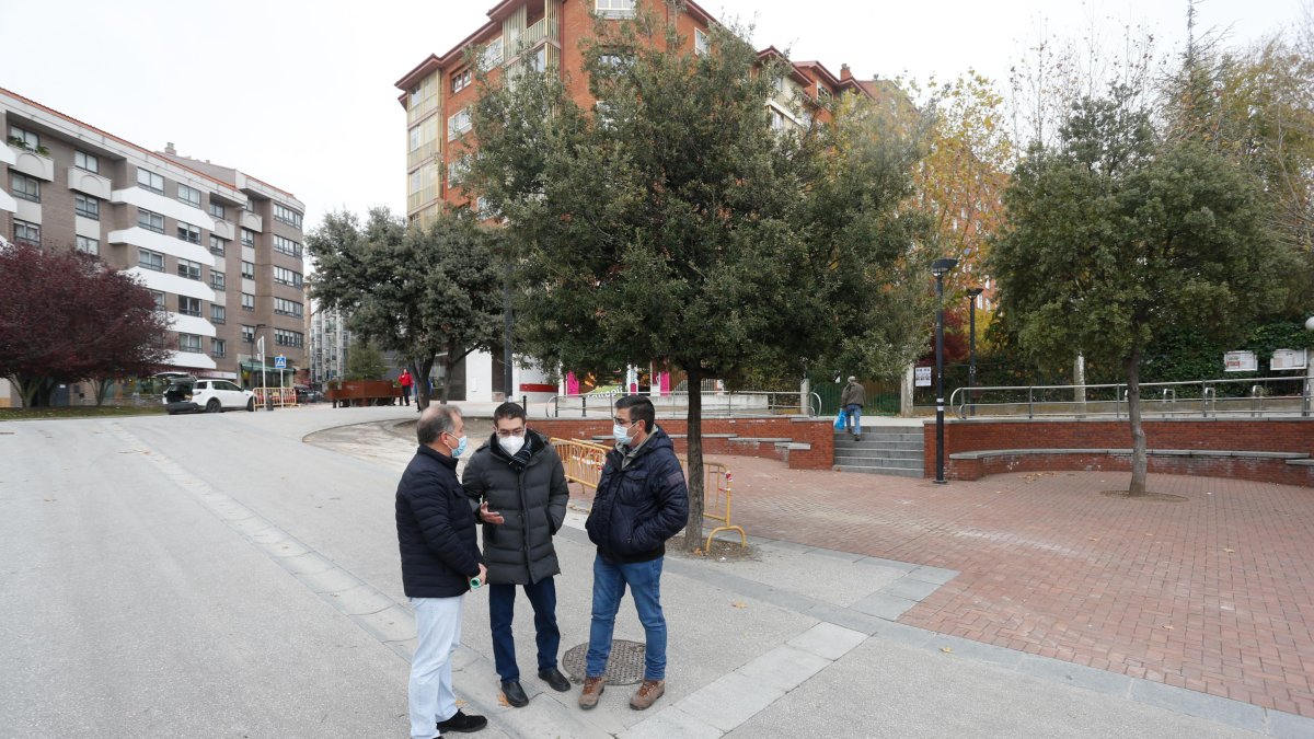 El concejal de Licencias, Miguel Balbás, y técnicos del área visitan la obra de la Plaza San Pedro de la Fuente y la calle Enrique III. SANTI OTERO