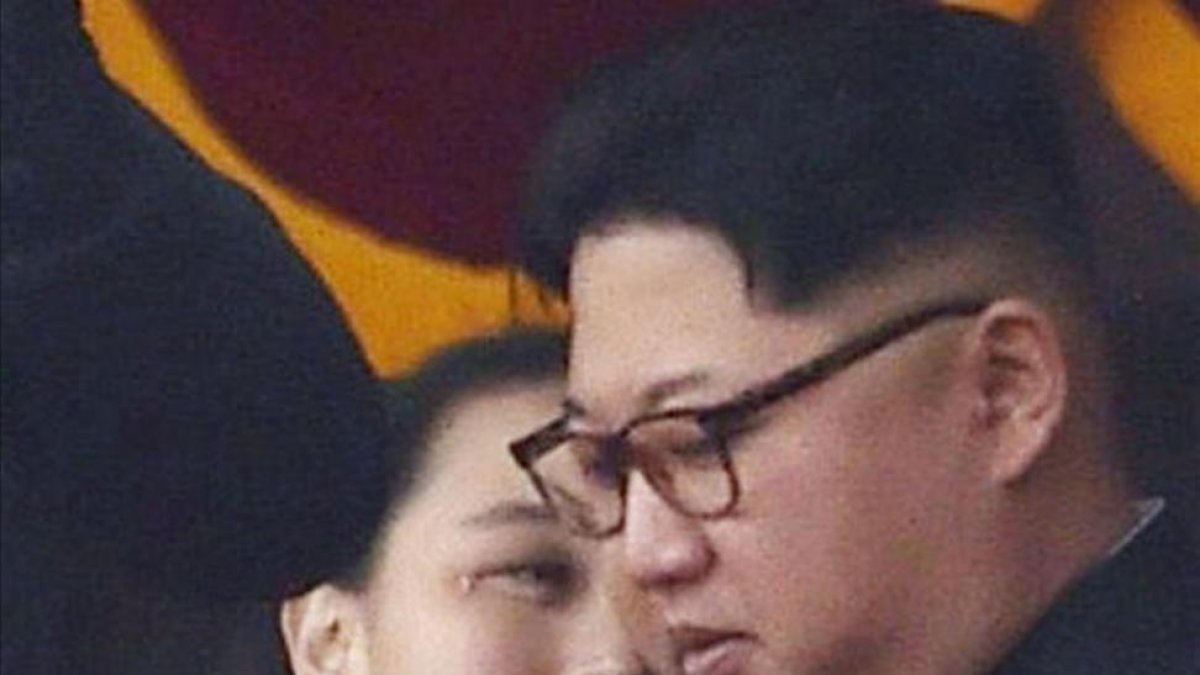 Kim Jong-un y su hermana Kim Yo-jong, en un acto público.-AP / MINORU IWASAKI