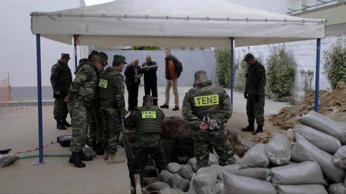 Artificieros del Ejército griego trabajan en la desactivación de la bomba de la segunda guerra mundial.-NIKOS ARVANITIDIS
